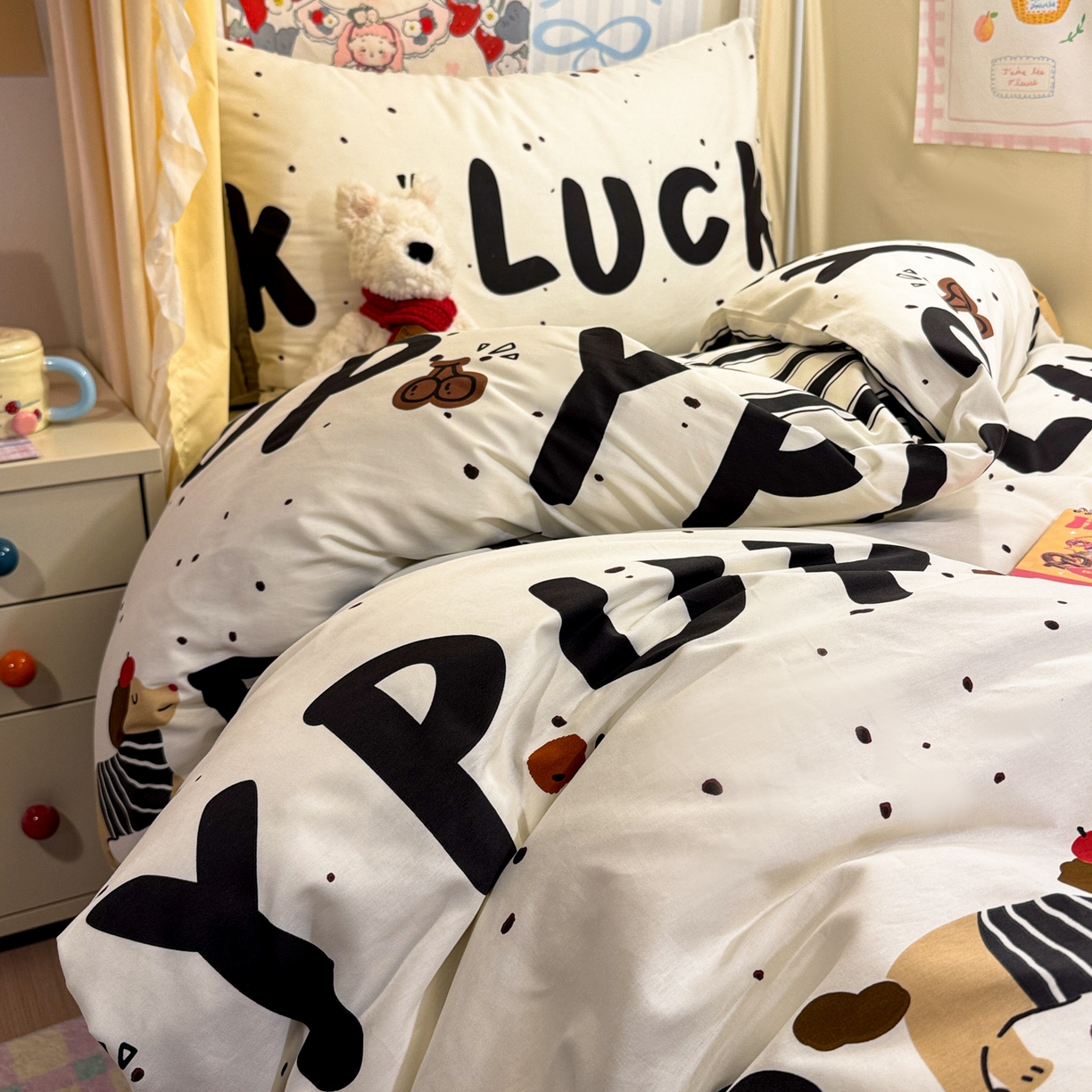 91家纺网 家纺一手货源 找家纺 简宜家居（朝初家纺） 2025新款全棉12868斜纹卡通花卉学生三件套四件套 快乐腊肠狗