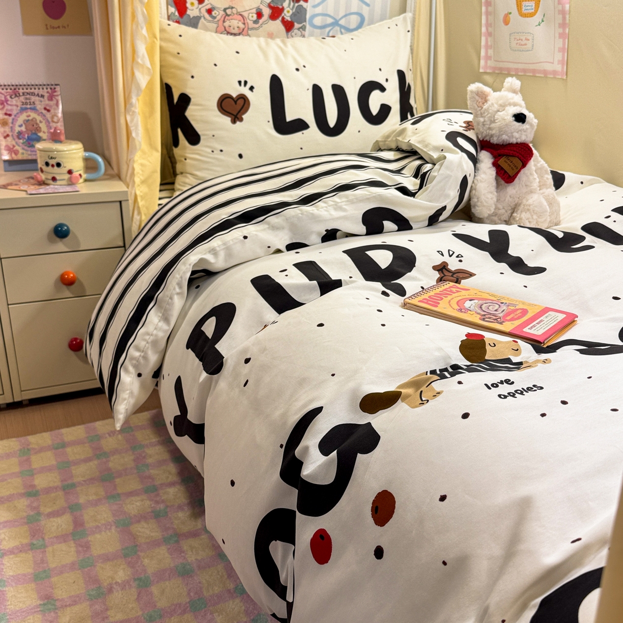 91家纺网 家纺一手货源 找家纺 简宜家居（朝初家纺） 2025新款全棉12868斜纹卡通花卉学生三件套四件套 快乐腊肠狗