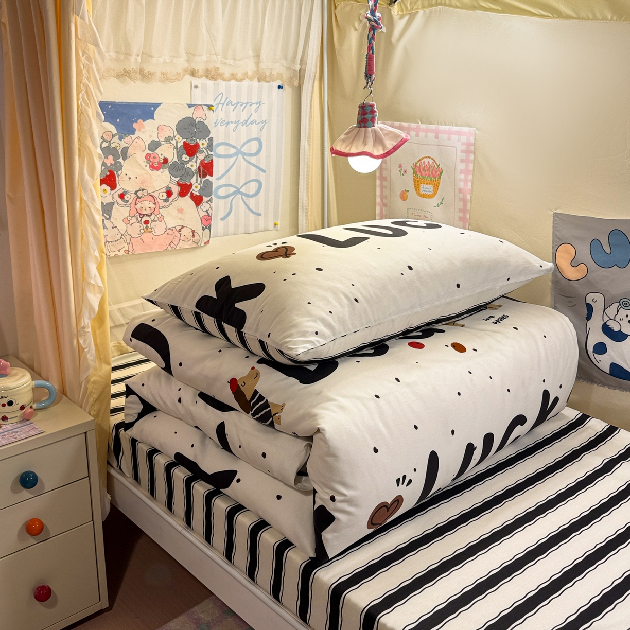 91家纺网 家纺一手货源 找家纺 简宜家居（朝初家纺） 2025新款全棉12868斜纹卡通花卉学生三件套四件套 快乐腊肠狗