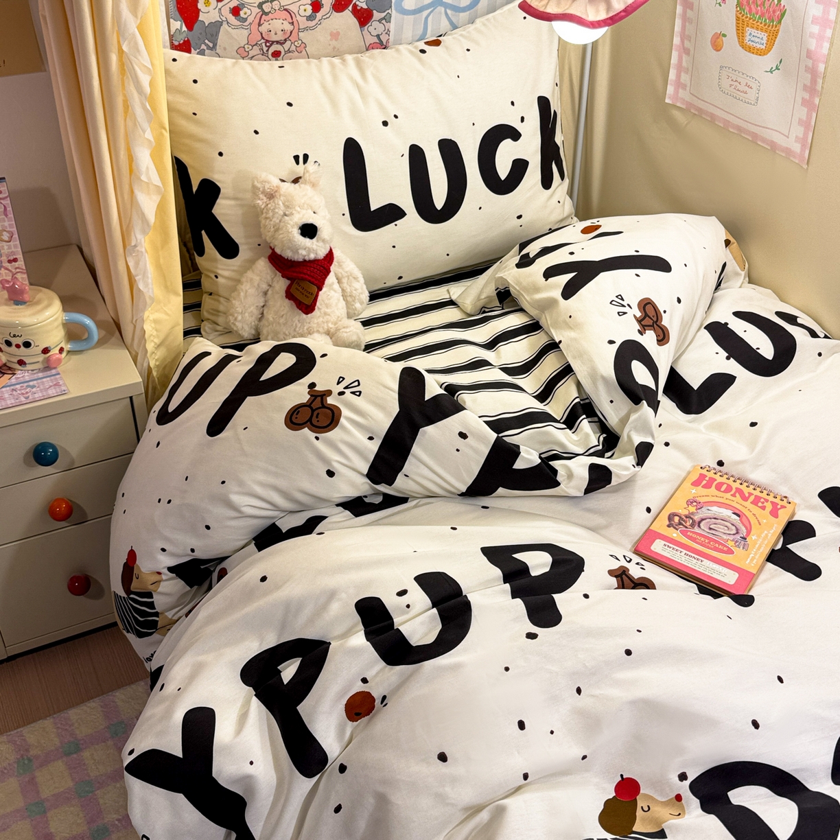 91家纺网 家纺一手货源 找家纺 简宜家居（朝初家纺） 2025新款全棉12868斜纹卡通花卉学生三件套四件套 快乐腊肠狗