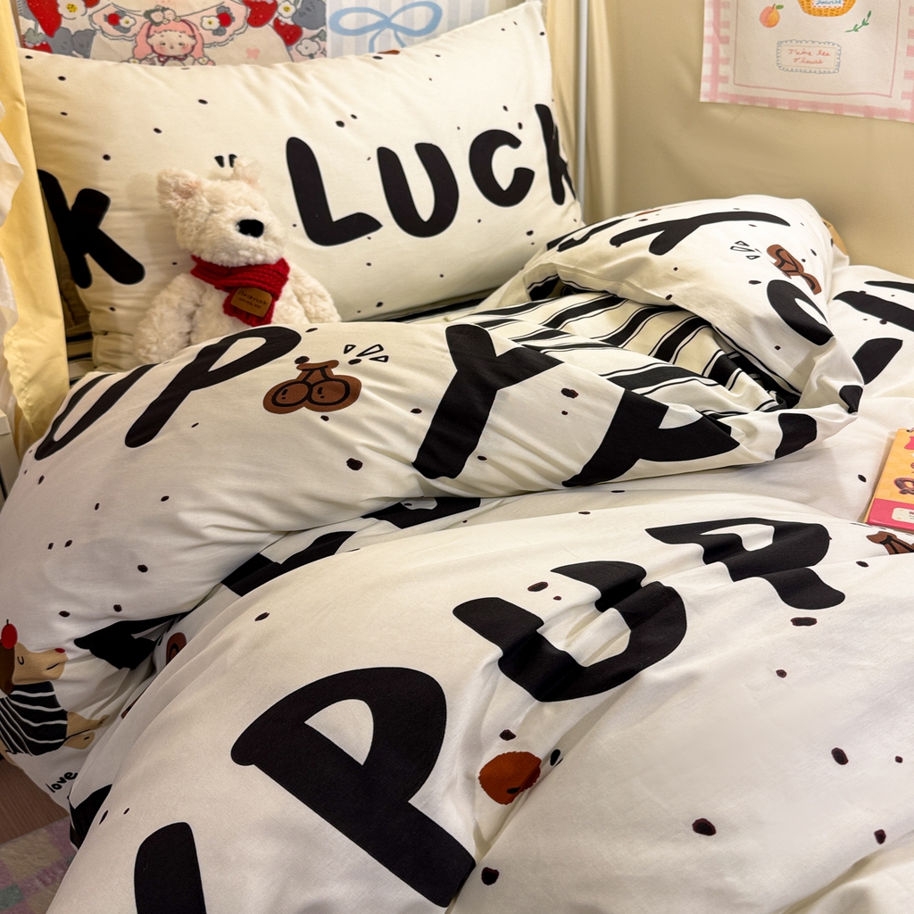 91家纺网 家纺一手货源 找家纺 简宜家居（朝初家纺） 2025新款全棉12868斜纹卡通花卉学生三件套四件套 快乐腊肠狗