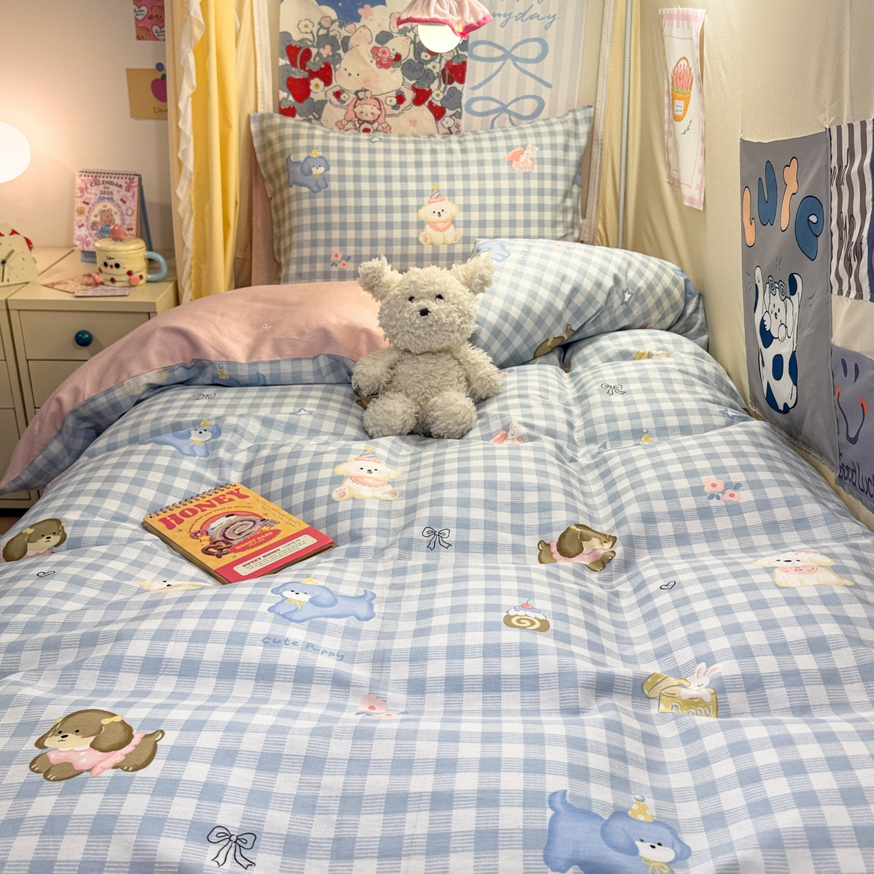 91家纺网 家纺一手货源 找家纺 简宜家居（朝初家纺） 2025新款全棉12868斜纹卡通花卉学生三件套四件套 蓝格欢乐