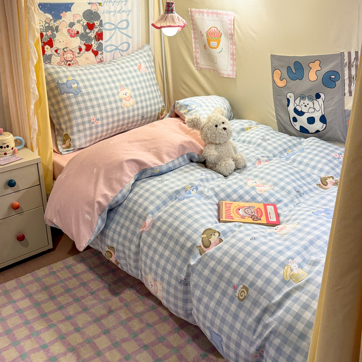 91家纺网 家纺一手货源 找家纺 简宜家居（朝初家纺） 2025新款全棉12868斜纹卡通花卉学生三件套四件套 蓝格欢乐