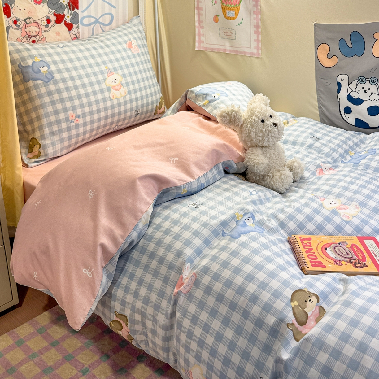 91家纺网 家纺一手货源 找家纺 简宜家居（朝初家纺） 2025新款全棉12868斜纹卡通花卉学生三件套四件套 蓝格欢乐