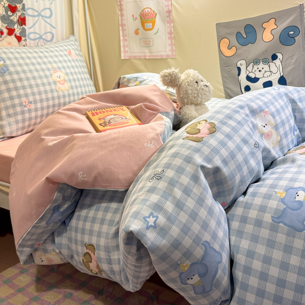 91家纺网 家纺一手货源 找家纺 简宜家居（朝初家纺） 2025新款全棉12868斜纹卡通花卉学生三件套四件套 蓝格欢乐