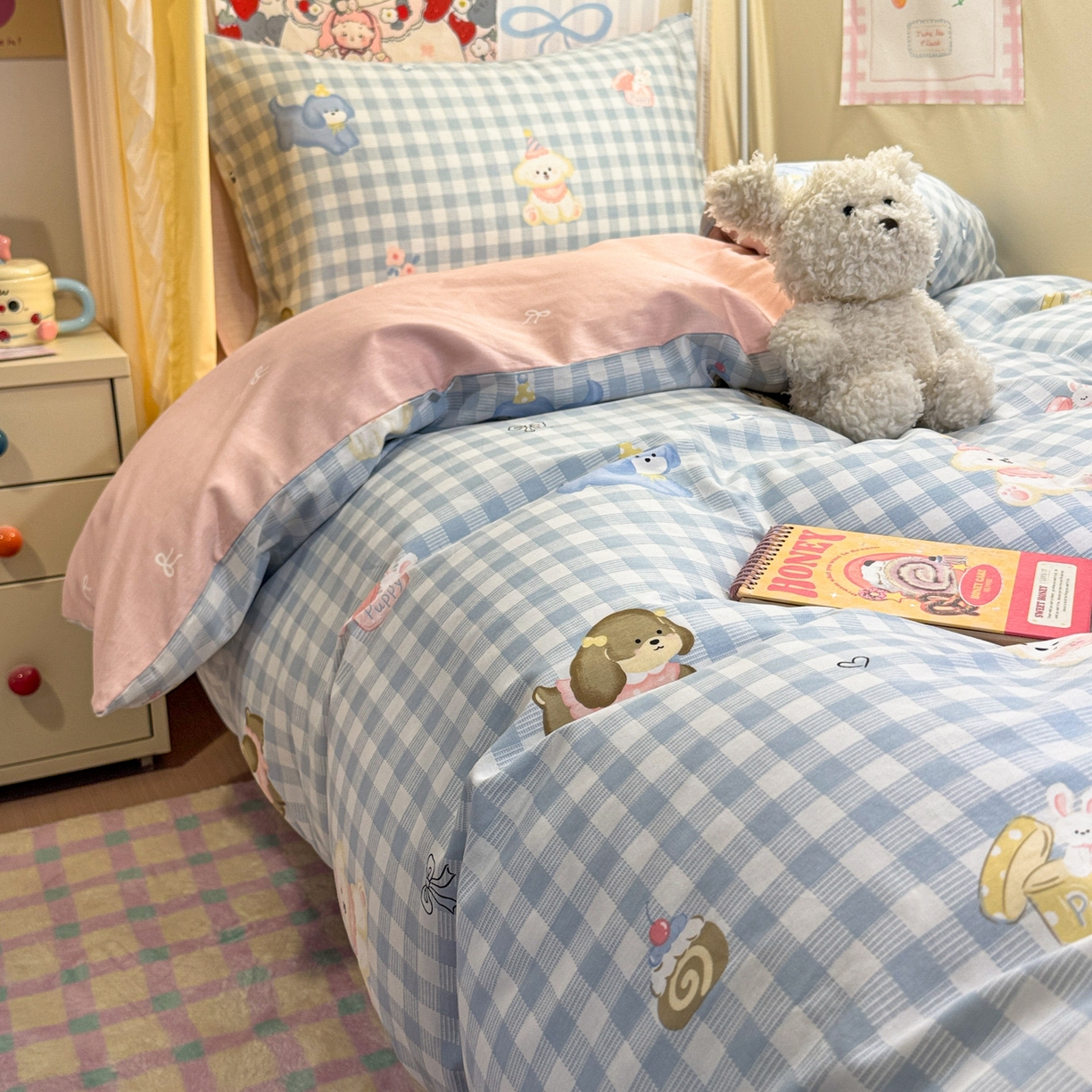 91家纺网 家纺一手货源 找家纺 简宜家居（朝初家纺） 2025新款全棉12868斜纹卡通花卉学生三件套四件套 蓝格欢乐