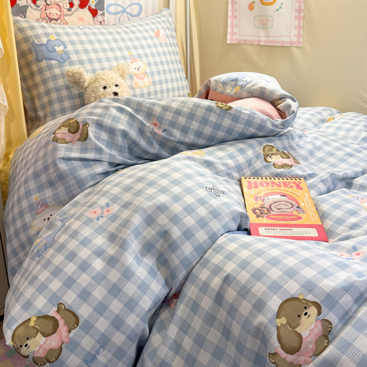 91家纺网 家纺一手货源 找家纺 简宜家居（朝初家纺） 2025新款全棉12868斜纹卡通花卉学生三件套四件套 蓝格欢乐