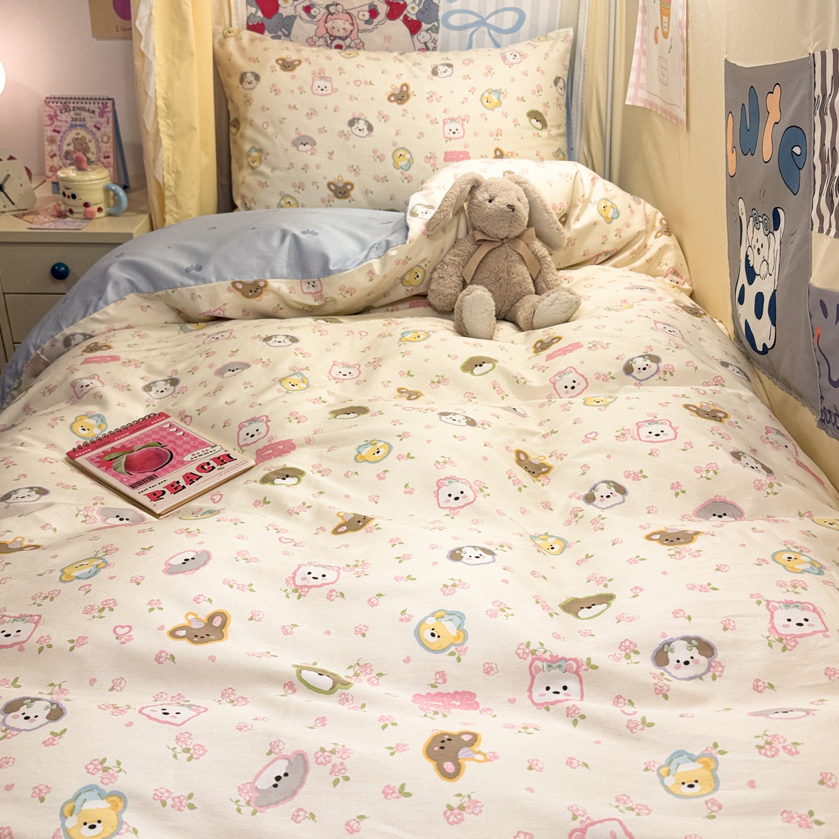 91家纺网 家纺一手货源 找家纺 简宜家居（朝初家纺） 2025新款全棉12868斜纹卡通花卉学生三件套四件套 萌友聚会