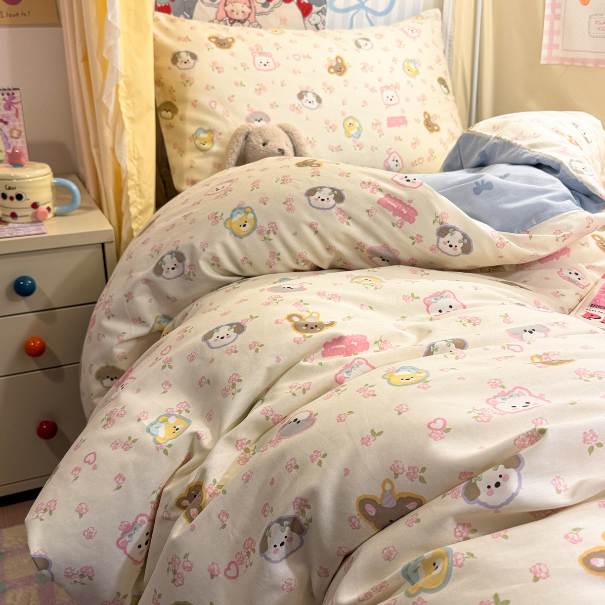91家纺网 家纺一手货源 找家纺 简宜家居（朝初家纺） 2025新款全棉12868斜纹卡通花卉学生三件套四件套 萌友聚会