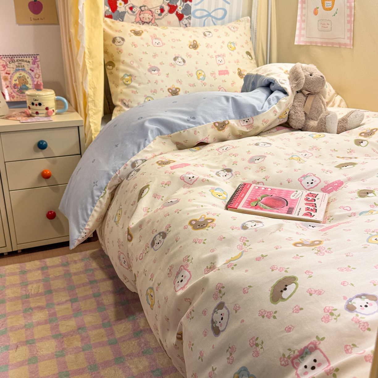 91家纺网 家纺一手货源 找家纺 简宜家居（朝初家纺） 2025新款全棉12868斜纹卡通花卉学生三件套四件套 萌友聚会