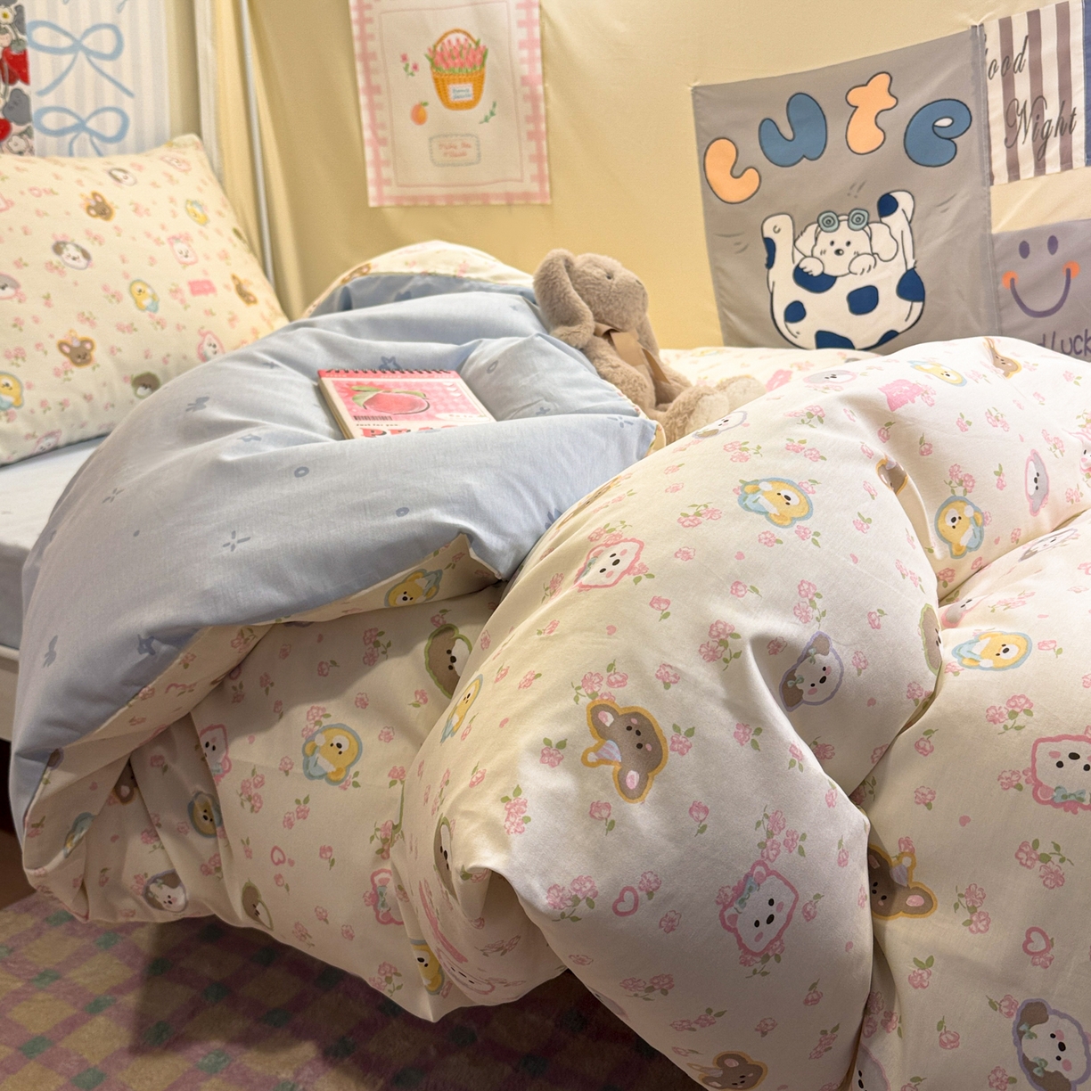 91家纺网 家纺一手货源 找家纺 简宜家居（朝初家纺） 2025新款全棉12868斜纹卡通花卉学生三件套四件套 萌友聚会