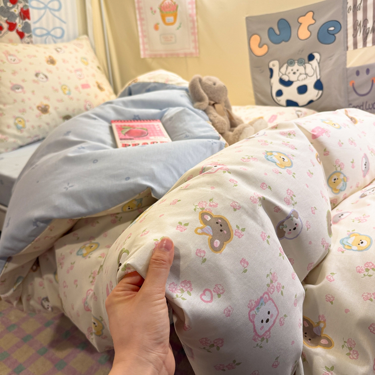 91家纺网 家纺一手货源 找家纺 简宜家居（朝初家纺） 2025新款全棉12868斜纹卡通花卉学生三件套四件套 萌友聚会