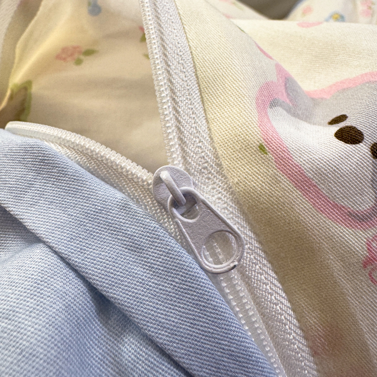 91家纺网 家纺一手货源 找家纺 简宜家居（朝初家纺） 2025新款全棉12868斜纹卡通花卉学生三件套四件套 萌友聚会