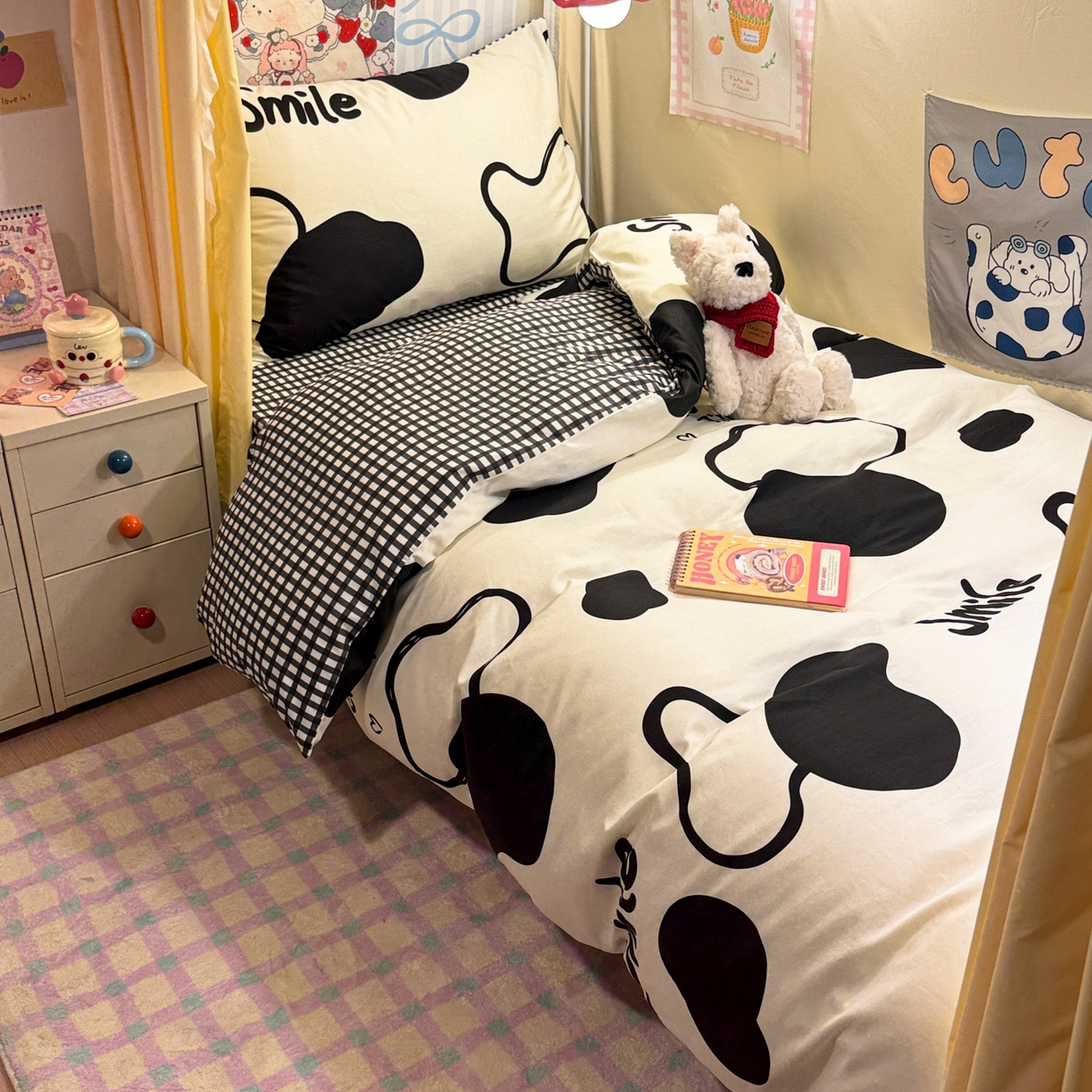 91家纺网 家纺一手货源 找家纺 简宜家居（朝初家纺） 2025新款全棉12868斜纹卡通花卉学生三件套四件套 奶牛smile