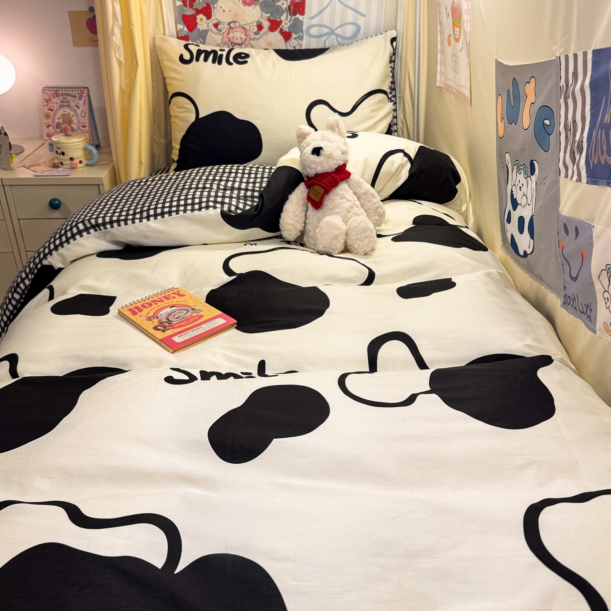 91家纺网 家纺一手货源 找家纺 简宜家居（朝初家纺） 2025新款全棉12868斜纹卡通花卉学生三件套四件套 奶牛smile