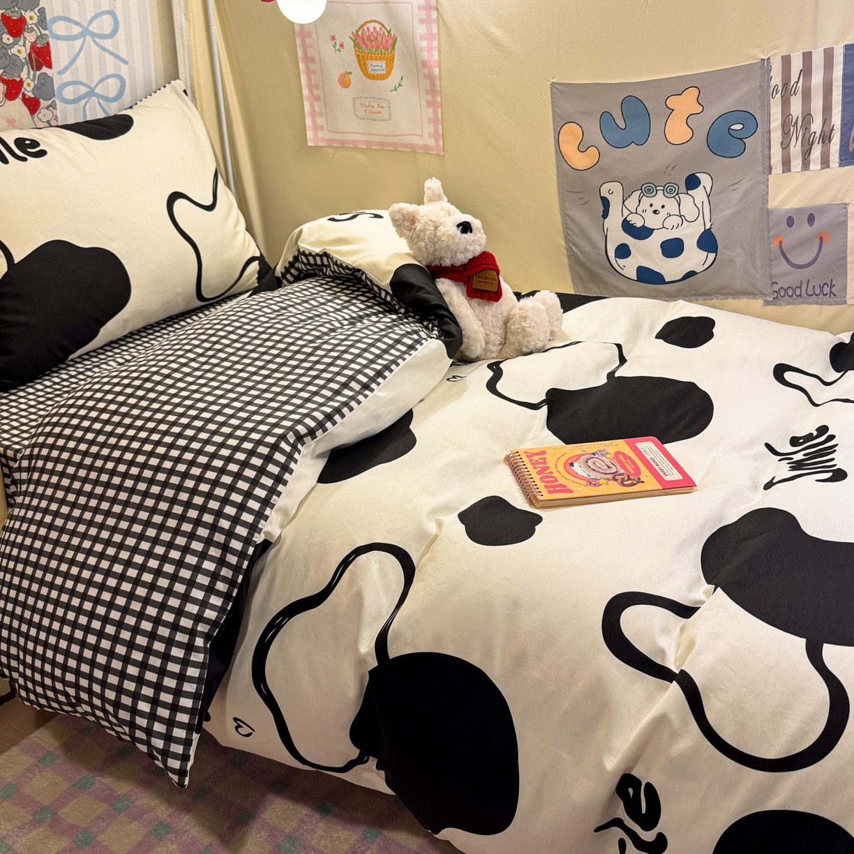 91家纺网 家纺一手货源 找家纺 简宜家居（朝初家纺） 2025新款全棉12868斜纹卡通花卉学生三件套四件套 奶牛smile