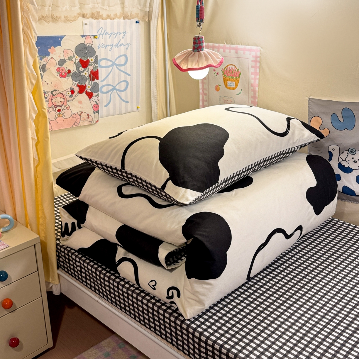 91家纺网 家纺一手货源 找家纺 简宜家居（朝初家纺） 2025新款全棉12868斜纹卡通花卉学生三件套四件套 奶牛smile