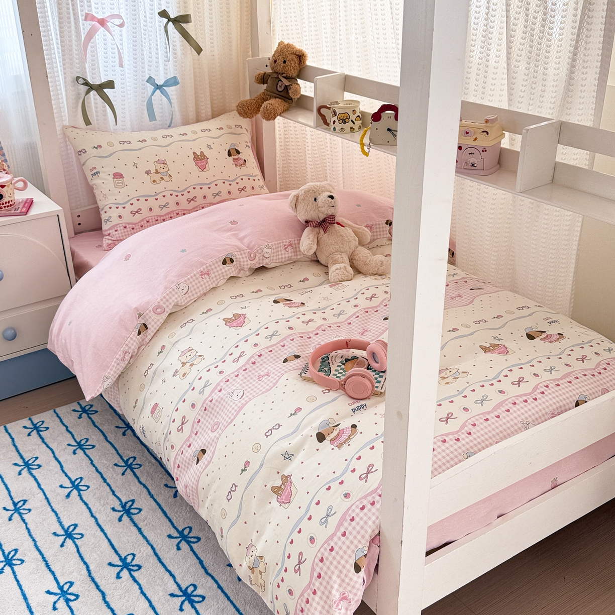 91家纺网 家纺一手货源 找家纺 简宜家居（朝初家纺） 2025新款全棉12868斜纹卡通花卉学生三件套四件套 甜心萌犬