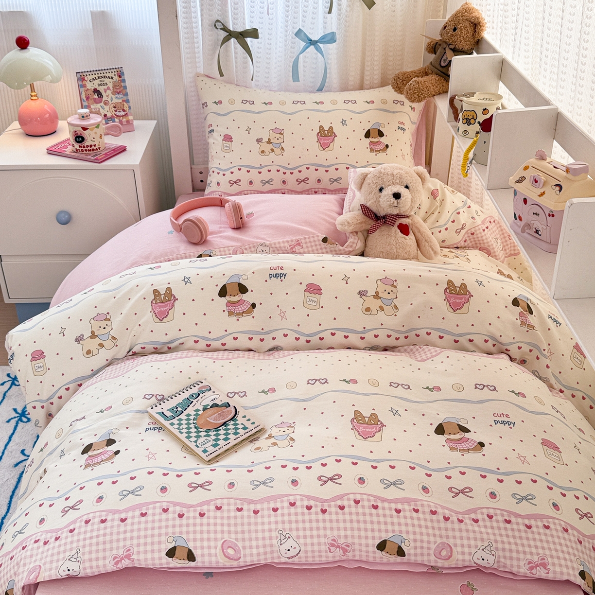 91家纺网 家纺一手货源 找家纺 简宜家居（朝初家纺） 2025新款全棉12868斜纹卡通花卉学生三件套四件套 甜心萌犬