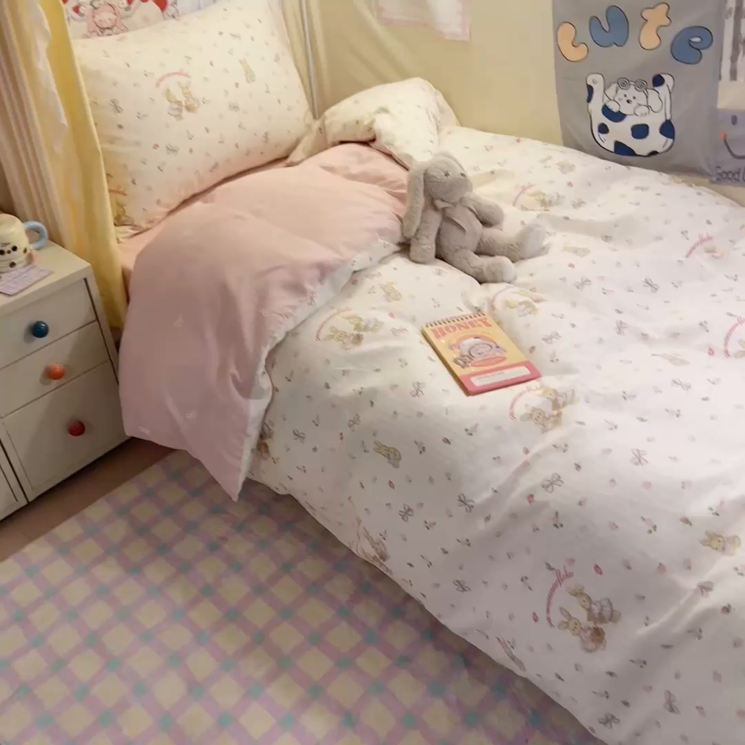 91家纺网 家纺一手货源 找家纺 简宜家居（朝初家纺） 2025新款全棉12868斜纹卡通花卉学生三件套四件套 粉红可爱兔