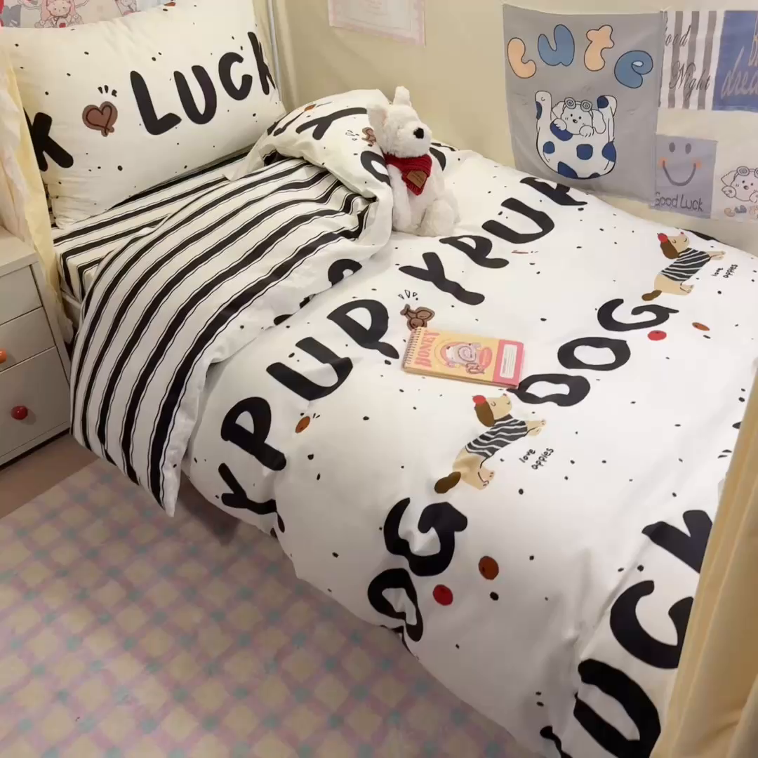 91家纺网 家纺一手货源 找家纺 简宜家居（朝初家纺） 2025新款全棉12868斜纹卡通花卉学生三件套四件套 快乐腊肠狗