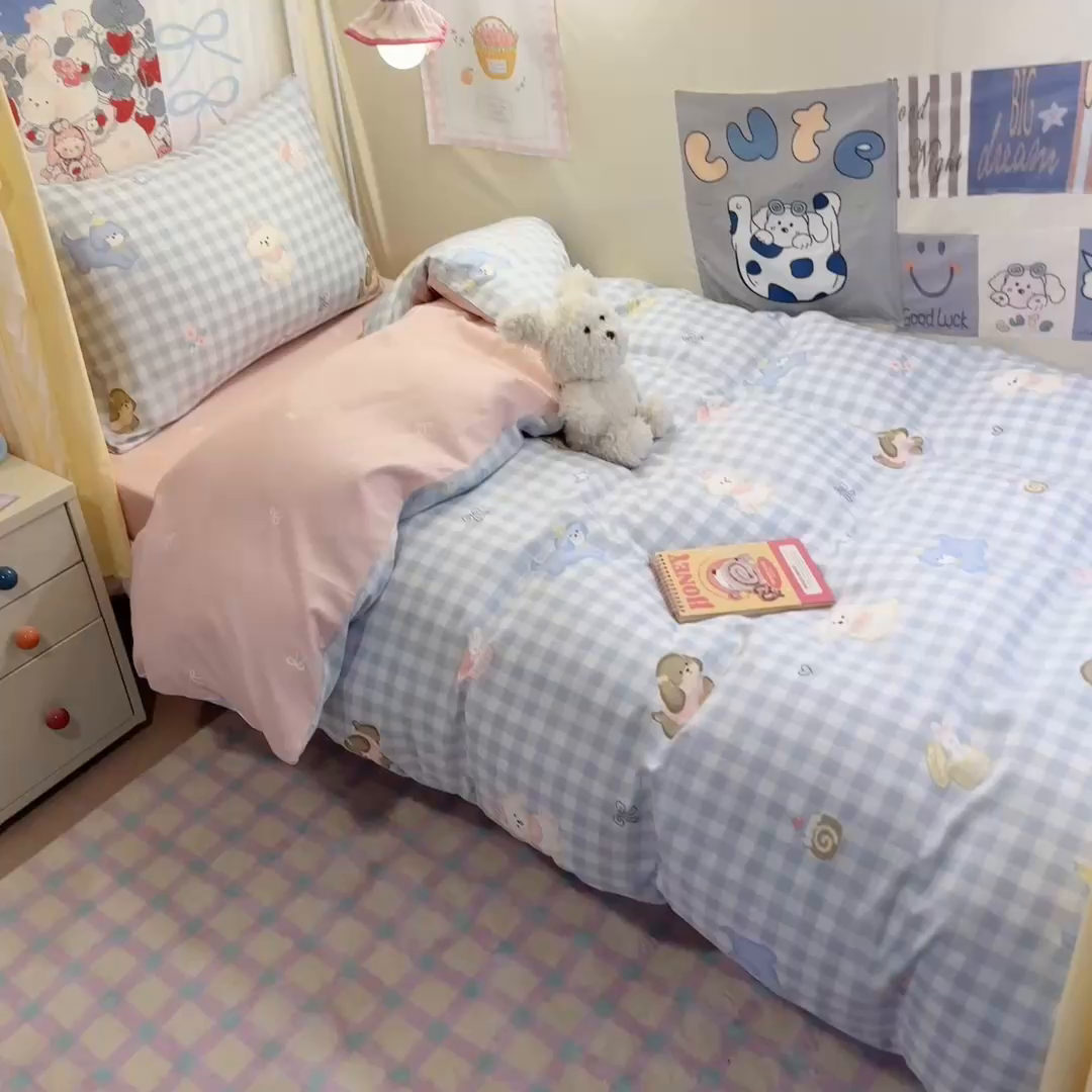 91家纺网 家纺一手货源 找家纺 简宜家居（朝初家纺） 2025新款全棉12868斜纹卡通花卉学生三件套四件套 蓝格欢乐