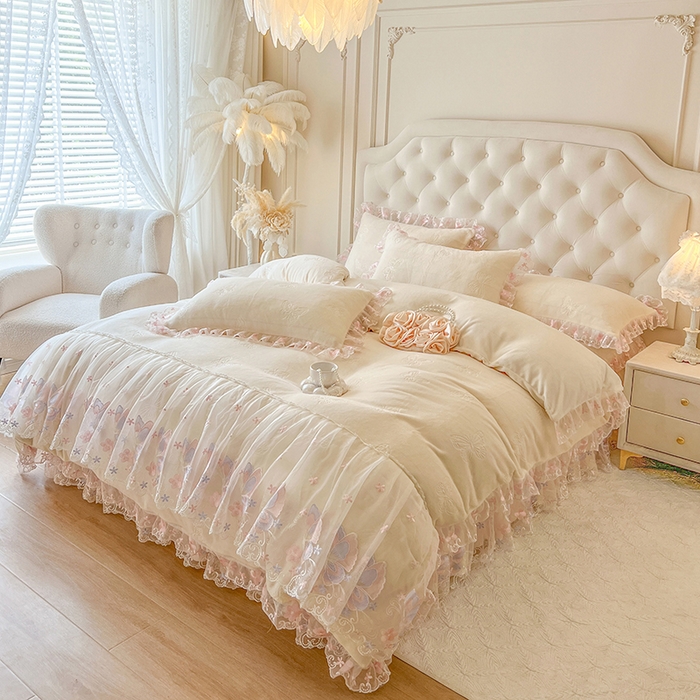 91家纺网 家纺一手货源 找家纺 网红馆（ck家纺） 2025新款牛奶绒刺绣单床裙 床裙单件-蝴蝶纷飞系列 蝴蝶纷飞-米