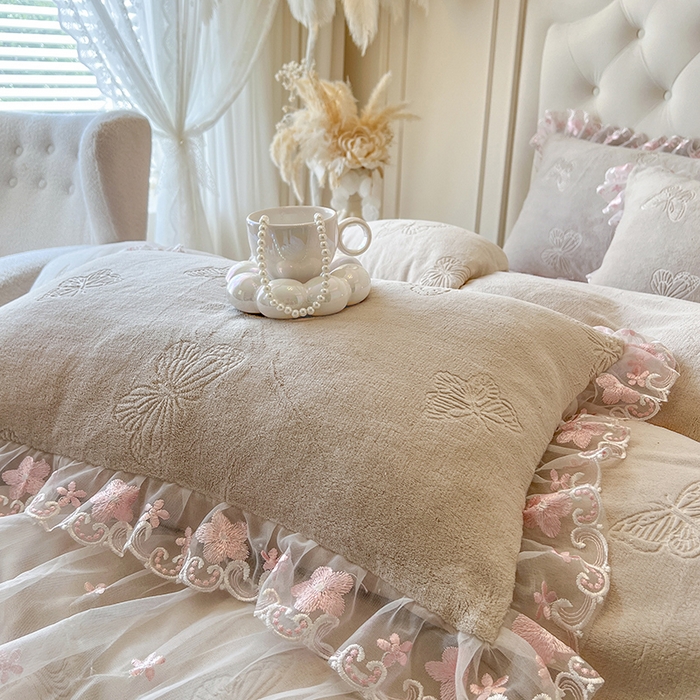 91家纺网 家纺一手货源 找家纺 网红馆（ck家纺） 2025新款牛奶绒刺绣单床裙 床裙单件-蝴蝶纷飞系列 蝴蝶纷飞-咖