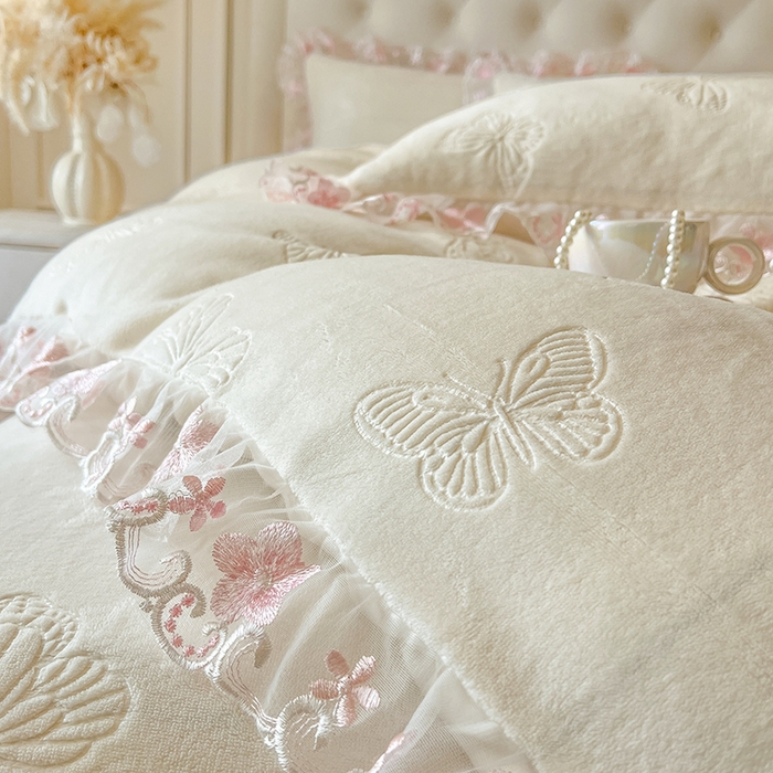 91家纺网 家纺一手货源 找家纺 网红馆（ck家纺） 2025新款牛奶绒刺绣单床裙 床裙单件-蝴蝶纷飞系列 蝴蝶纷飞-米