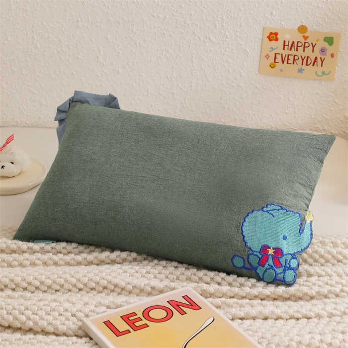 91家纺网 家纺一手货源 找家纺 大熊枕芯 2025新款水洗棉全棉刺绣儿童枕枕头枕芯 墨绿-小熊