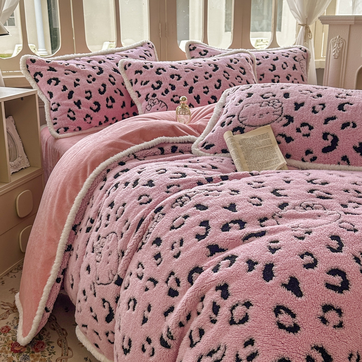 91家纺网 家纺一手货源 找家纺 新印象 2025新款阳离子绒牛奶绒保暖四件套 包边款阳离子绒-斑豹粉