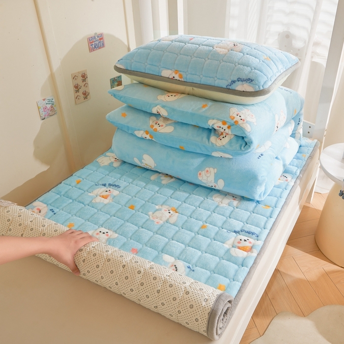 91家纺网 家纺一手货源 找家纺 雅萱家纺 2025新款牛奶绒学生床垫三件套 牛奶绒床垫三件套-大耳狗狗