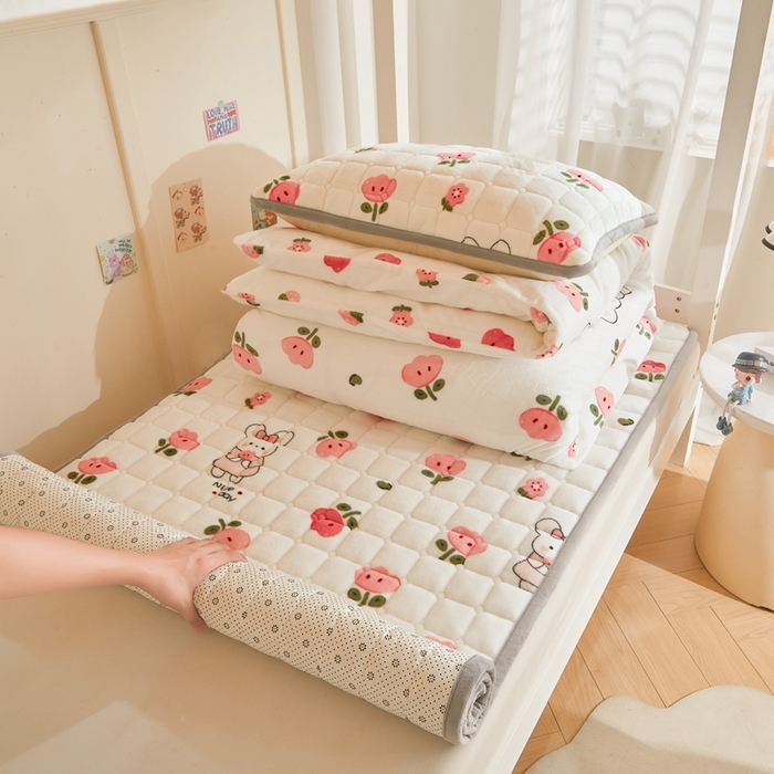 91家纺网 家纺一手货源 找家纺 雅萱家纺 2025新款牛奶绒学生床垫三件套 牛奶绒床垫三件套-花间兔