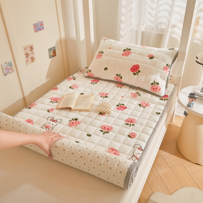 91家纺网 家纺一手货源 找家纺 雅萱家纺 2025新款牛奶绒学生床垫三件套 牛奶绒床垫三件套-花间兔