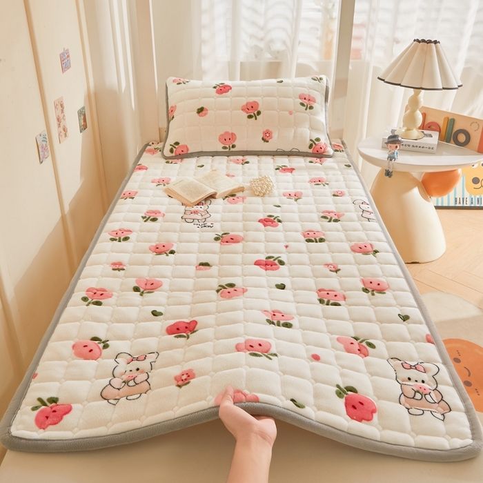 91家纺网 家纺一手货源 找家纺 雅萱家纺 2025新款牛奶绒学生床垫三件套 牛奶绒床垫三件套-花间兔