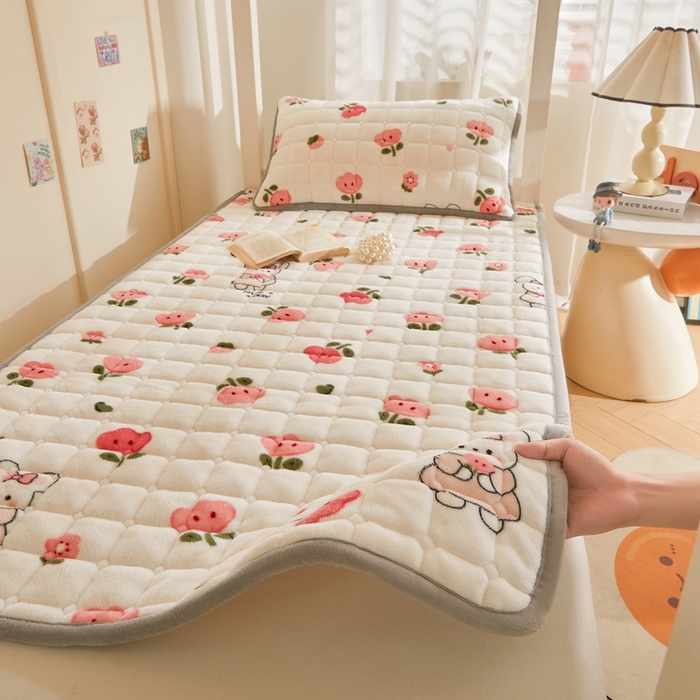91家纺网 家纺一手货源 找家纺 雅萱家纺 2025新款牛奶绒学生床垫三件套 牛奶绒床垫三件套-花间兔