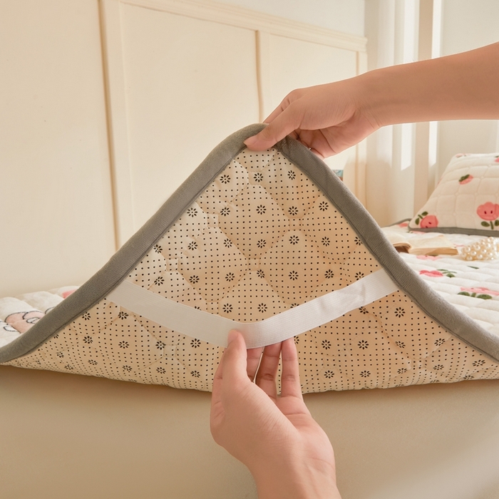 91家纺网 家纺一手货源 找家纺 雅萱家纺 2025新款牛奶绒学生床垫三件套 牛奶绒床垫三件套-花间兔