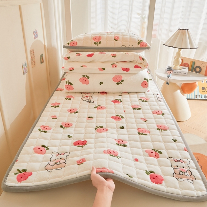 91家纺网 家纺一手货源 找家纺 雅萱家纺 2025新款牛奶绒学生床垫三件套 牛奶绒床垫三件套-花间兔