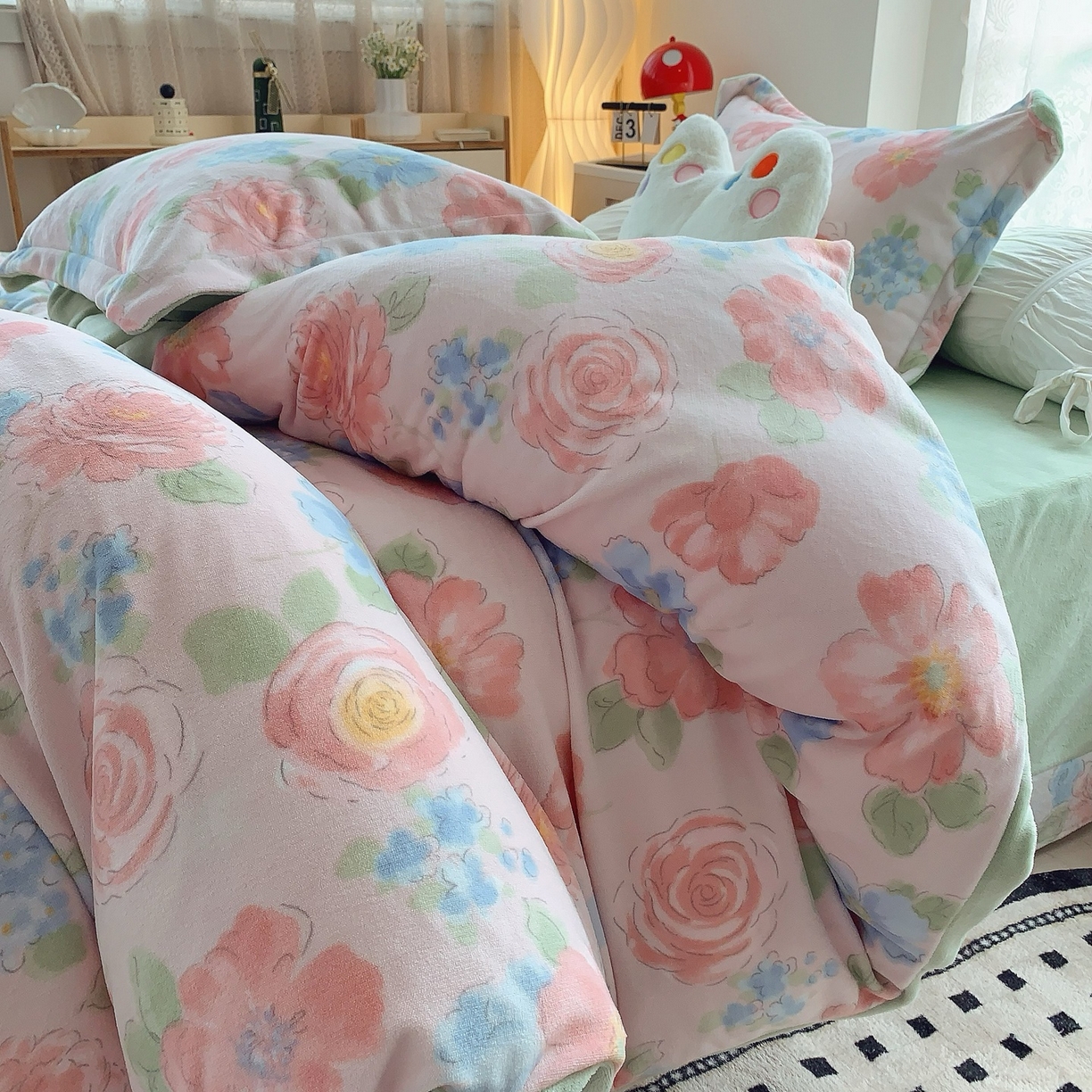 91家纺网 家纺一手货源 找家纺 （总）奈萝家纺 2025新款加厚小清新印花牛奶绒三件套四件套