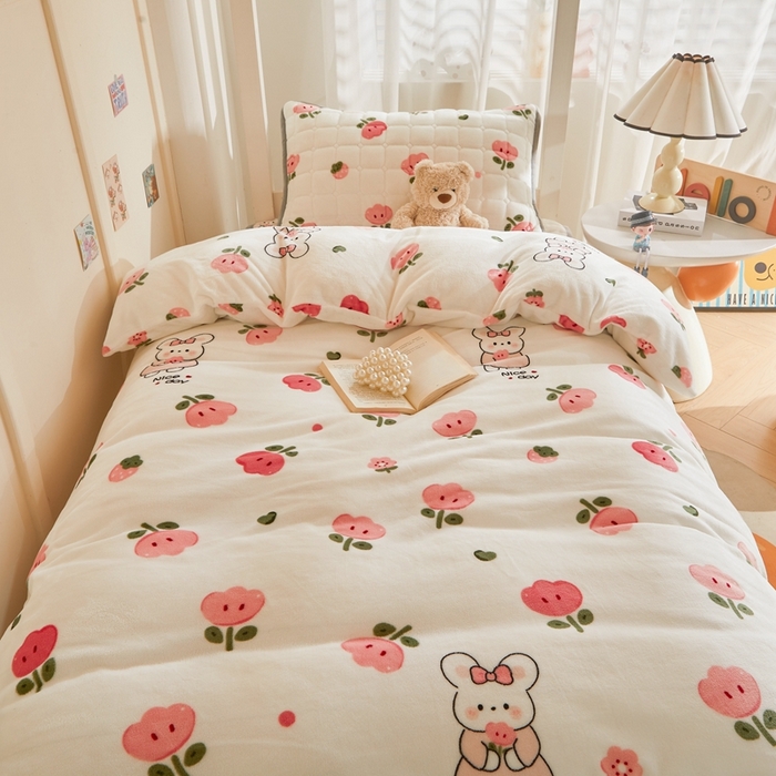 91家纺网 家纺一手货源 找家纺 雅萱家纺 2025新款牛奶绒学生床垫三件套 牛奶绒床垫三件套-花间兔