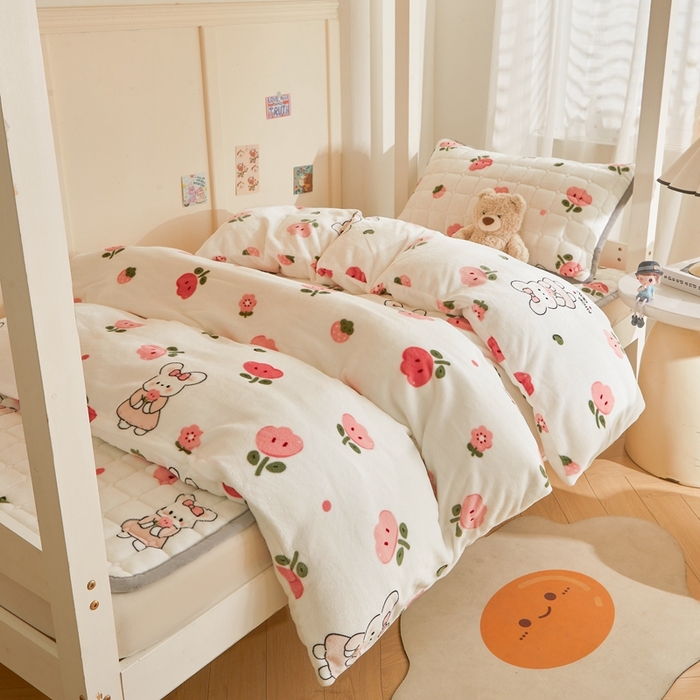 91家纺网 家纺一手货源 找家纺 雅萱家纺 2025新款牛奶绒学生床垫三件套 牛奶绒床垫三件套-花间兔