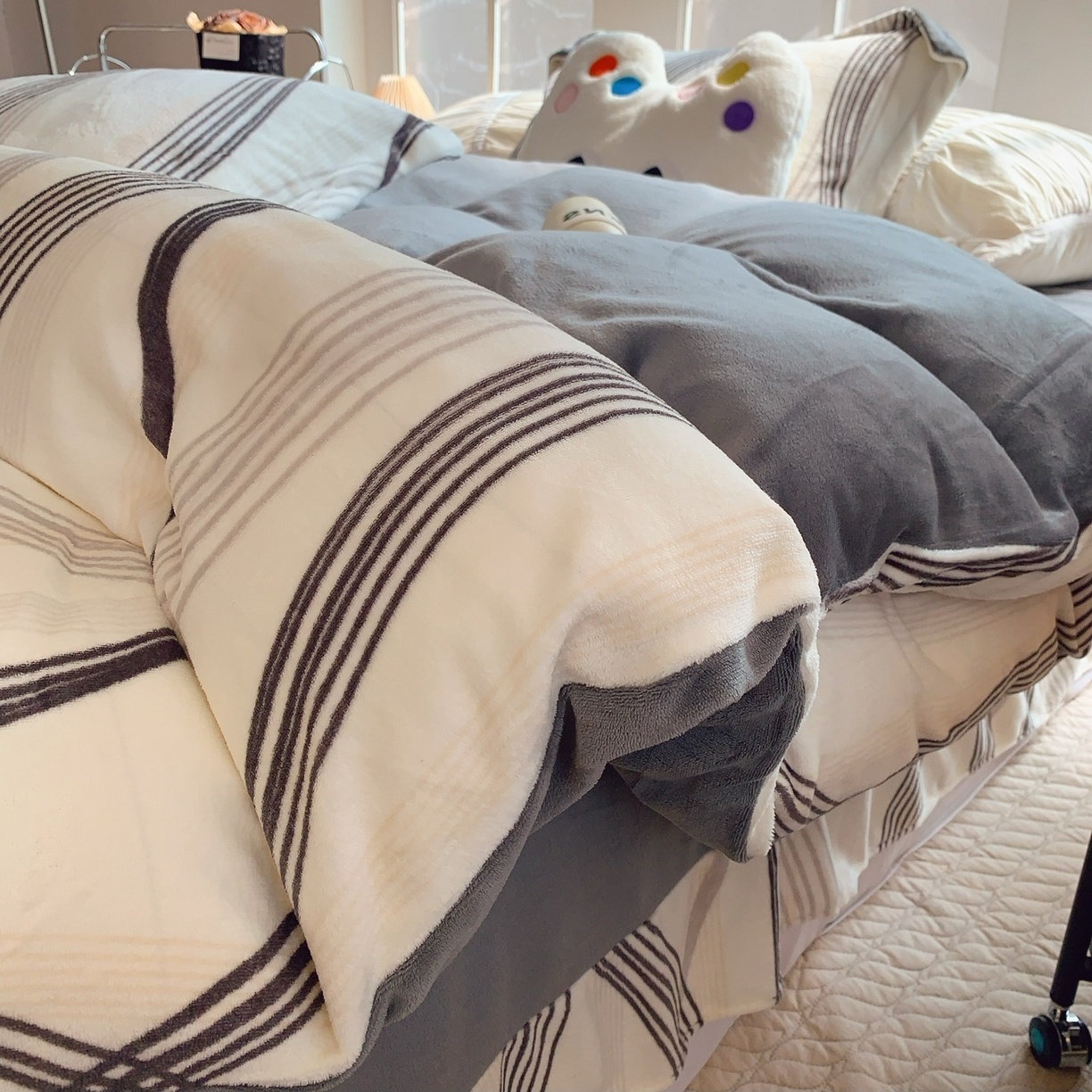 91家纺网 家纺一手货源 找家纺 （总）奈萝家纺 2025新款加厚小清新印花牛奶绒三件套四件套