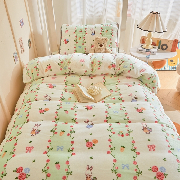 91家纺网 家纺一手货源 找家纺 雅萱家纺 2025新款牛奶绒学生床垫三件套 牛奶绒床垫三件套-花田小兔