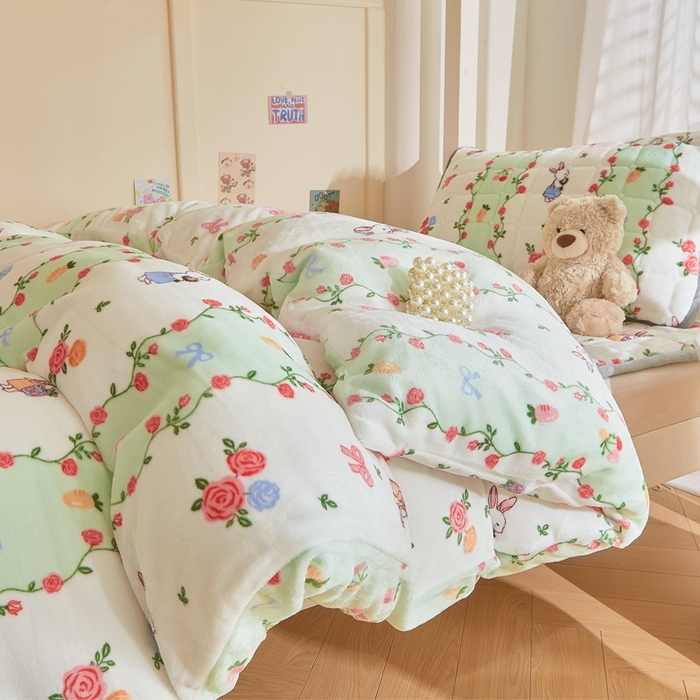 91家纺网 家纺一手货源 找家纺 雅萱家纺 2025新款牛奶绒学生床垫三件套 牛奶绒床垫三件套-花田小兔