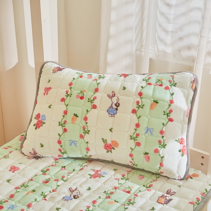 91家纺网 家纺一手货源 找家纺 雅萱家纺 2025新款牛奶绒学生床垫三件套 牛奶绒床垫三件套-花田小兔