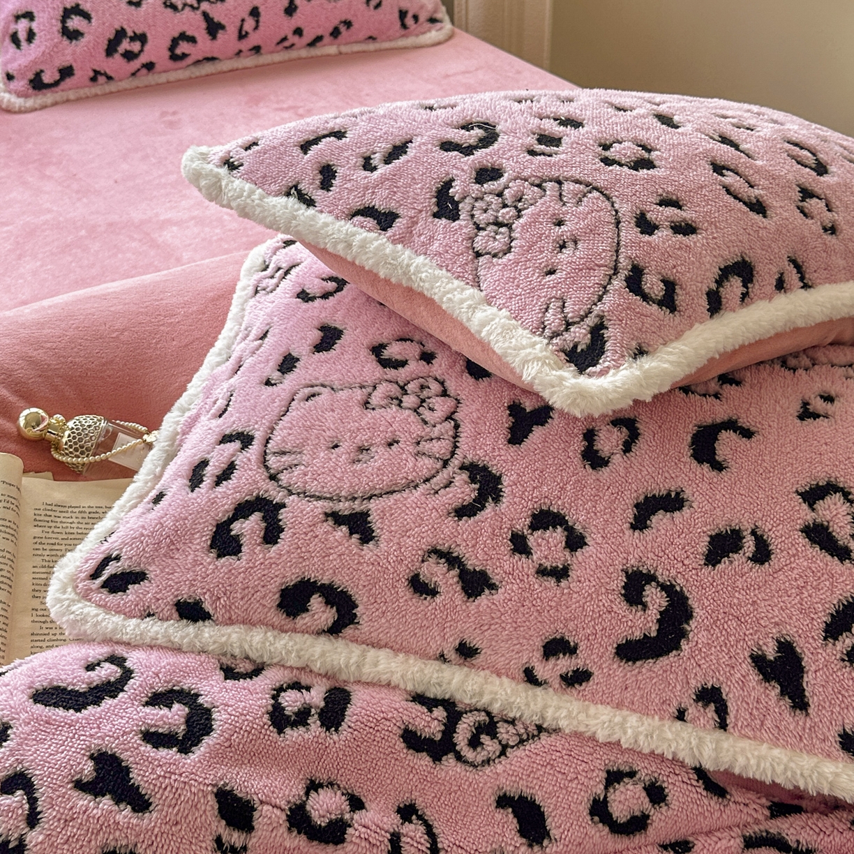 91家纺网 家纺一手货源 找家纺 新印象 2025新款阳离子绒牛奶绒保暖四件套 包边款阳离子绒-斑豹粉