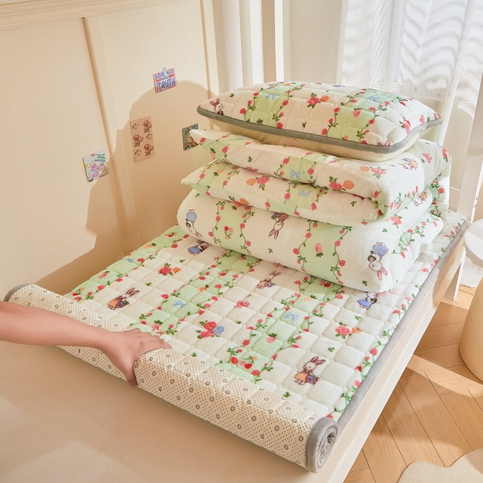 91家纺网 家纺一手货源 找家纺 雅萱家纺 2025新款牛奶绒学生床垫三件套 牛奶绒床垫三件套-花田小兔