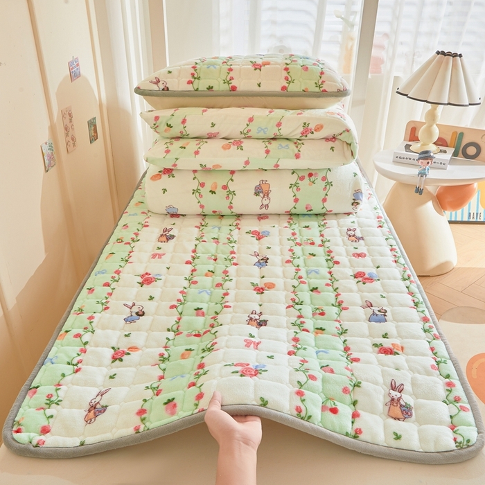 91家纺网 家纺一手货源 找家纺 雅萱家纺 2025新款牛奶绒学生床垫三件套 牛奶绒床垫三件套-花田小兔