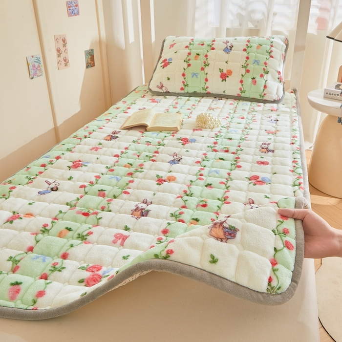 91家纺网 家纺一手货源 找家纺 雅萱家纺 2025新款牛奶绒学生床垫三件套 牛奶绒床垫三件套-花田小兔