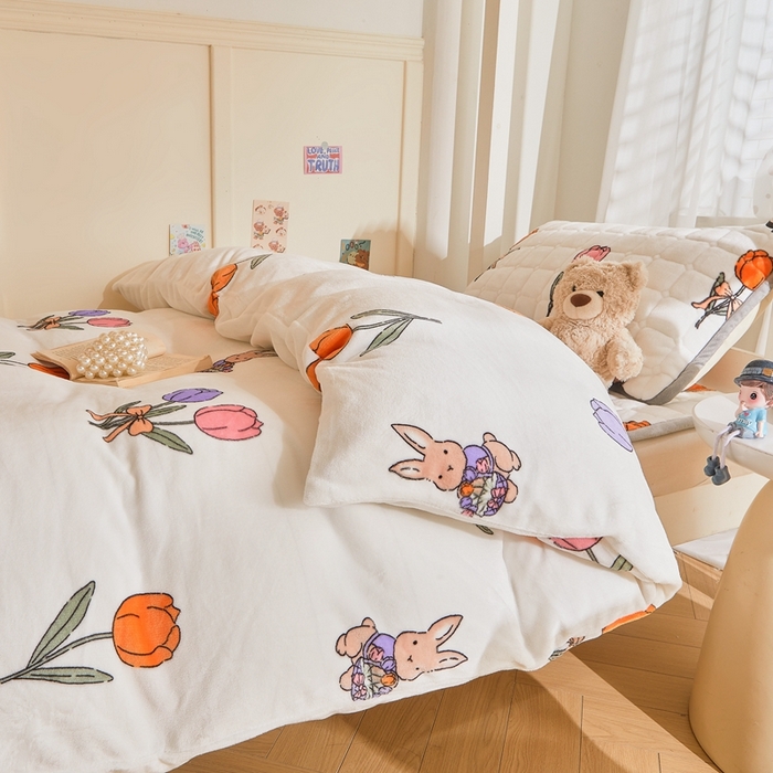 91家纺网 家纺一手货源 找家纺 雅萱家纺 2025新款牛奶绒学生床垫三件套 牛奶绒床垫三件套-花园兔